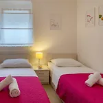 Apartman At The Sea *